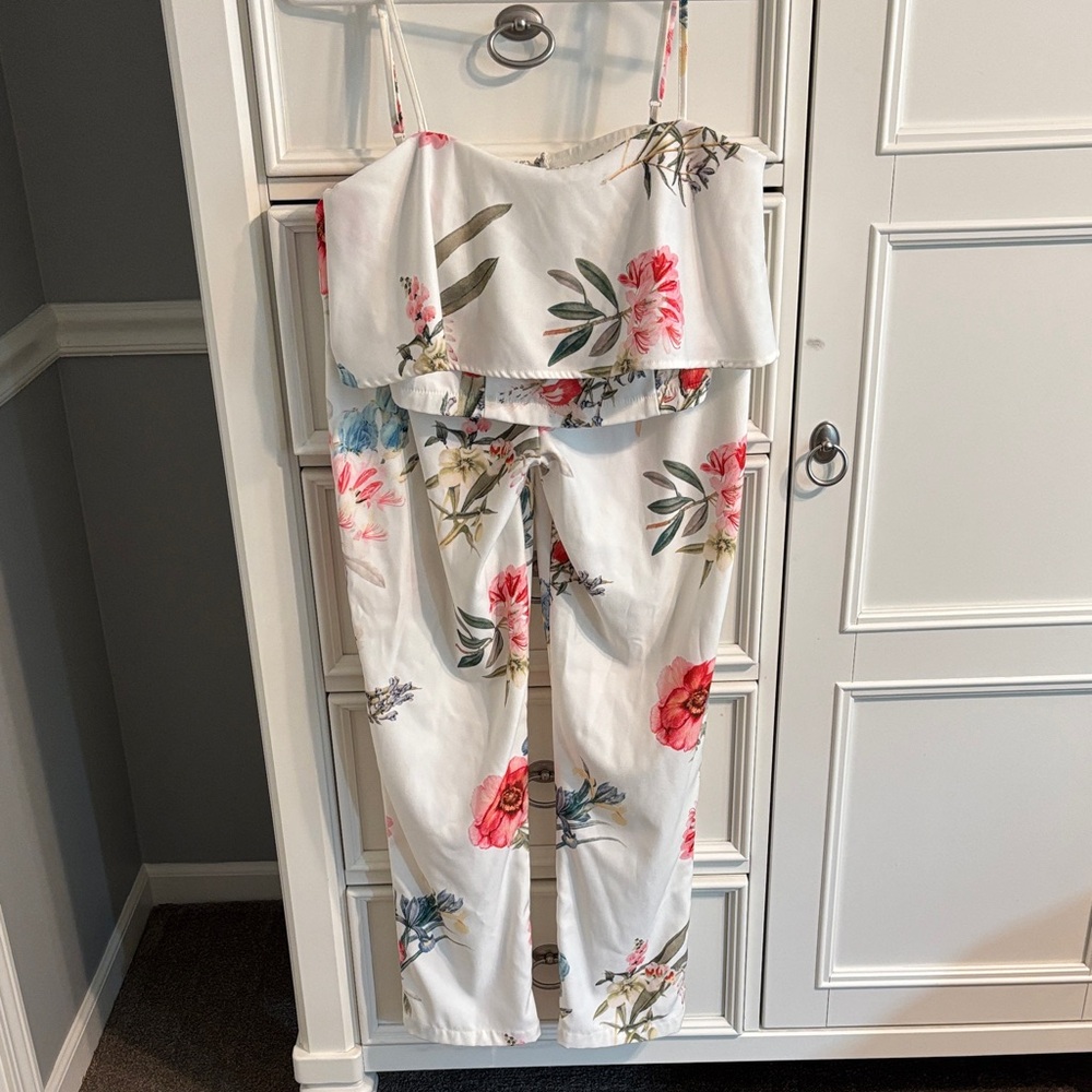 Beautiful two-piece floral outfit by Etiquette.  Size medium.